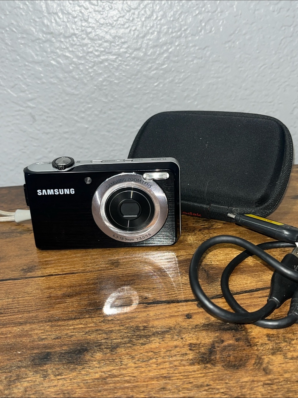 Samsung Digital Camera Black Compact Point-and-Shoot with Carry Case & charger